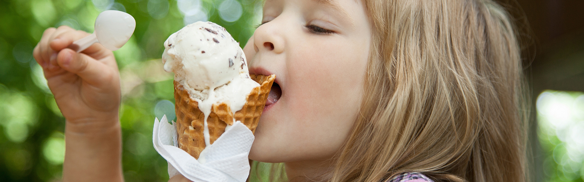 Kind-genießt-Eiscreme