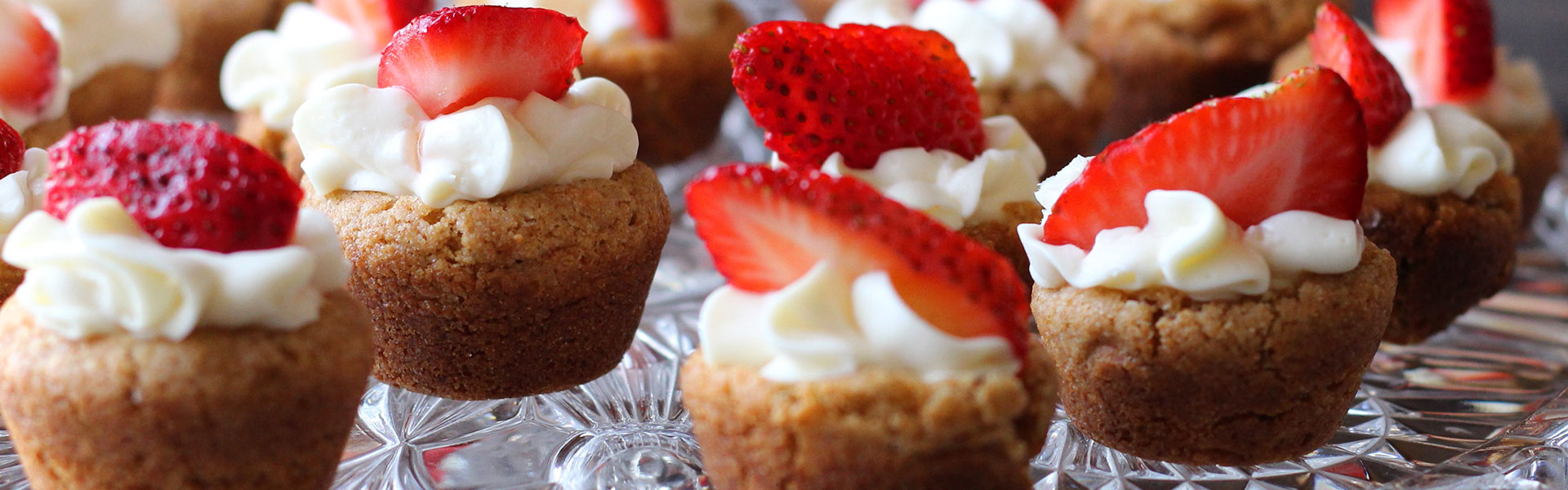 Cupcakes-mit-Sahne-und-Erdbeeren