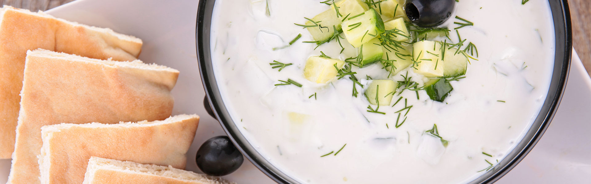 creamy-zaziki-dip-with-crackers